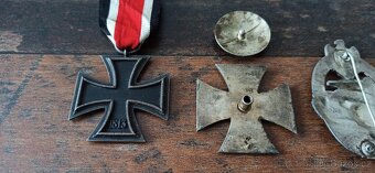 Medaile, vyznamenání, odznaky. - 2