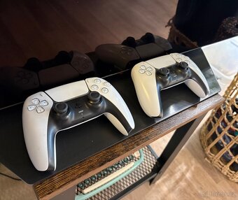 PlayStation 5 s mechanikou + dva ovladače - 2