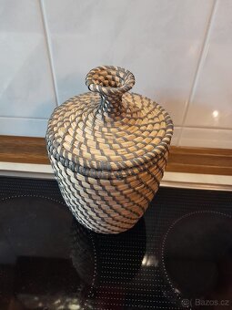 Stará proutěná nádoba s víkem - 2