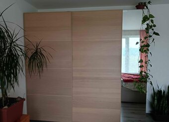 Šatní skříň IKEA PAX s osvětlením v top stavu - 2