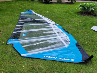 Prodám 3 windsurfing plachty a 3 stěžně a 2 ráhna - 2