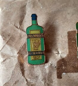 Karlovarská Becherovka odznak modré víčko - 2