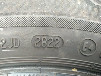 Prodám zimní gumy Barum + Bridgestone 185/60 R15 DOT 2822 - 2
