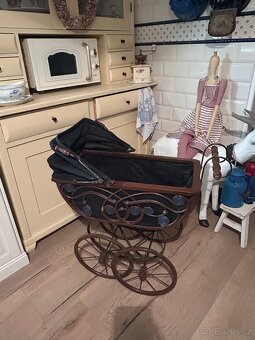 Krásný kočárek ve stylu 19.století (replika) - 2