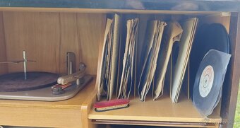 Gramofon se skříní a LP deskami - 2