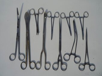 Staré chirurgické nástroje . - 2