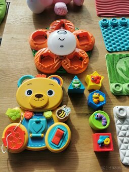 Různé interaktivní hračky - 2