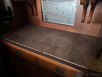 Starožitný kredenc - 2