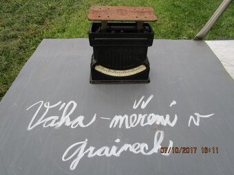 Promítačky a historická váha. - 2