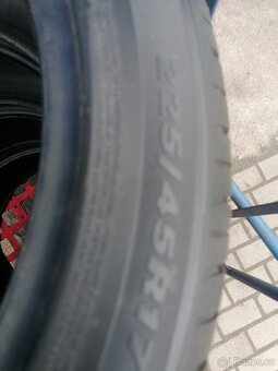 225/45/17 - 2