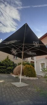 Slunečník Schweppes 3,4x3,4 m, výška 2,9m. se základnou - 2