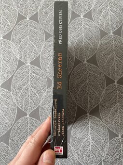 Nová kniha Ed Sheeran před objektivem v originální fólii - 2