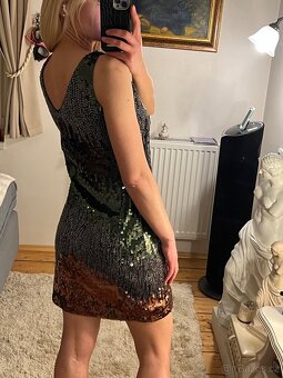 Mini šaty s barevnými flitry - 2