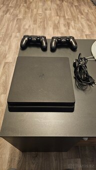PS 4 + 2 ovladače - 2