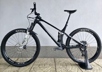 Horské kolo YT IZZO Uncaged 4 Blaze Carbon 2021 29″ - 2