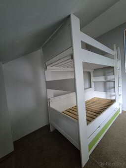 Prodám masivní patrovou postel z olše s úložným prostorem - 2