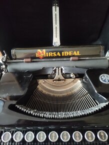 Starý psací stroj. - 2