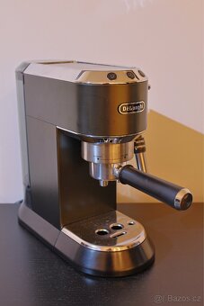 De’Longhi Dedica EC 685.BK – stylový pákový kávovar (černý) - 2