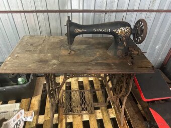 Starý šicí stroj SINGER - 2