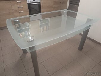 Jídelní stůl (+židle) - 2