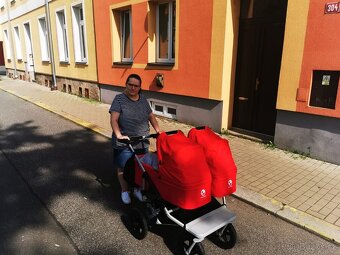 Kočárek po dvojčátkách - 2