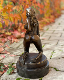 Bronzová socha - Sexy žena v punčochách striptérka AKT - 2