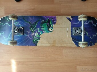 Skateboard černé barvy - 2