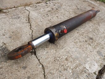 Hlavní pístnice nakladač UNHZ 750 - 2