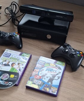 Xbox 360 + Kinect + 2 ovladače + 3 hry - 2