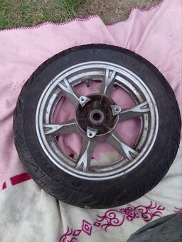2008 Suzuki burgman 200 zadní kolo  130/70/12 - 2