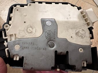 Zámek dveří řidiče Range Rover L322 - 2