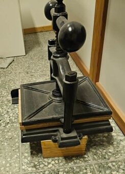 Starožitný knihařský lis - 2