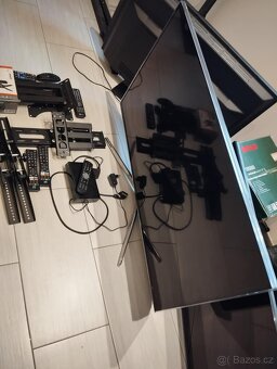 3 LCD TV a stojany - 2