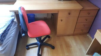 Psací stůl, šupliková skříňka a židle. - 2