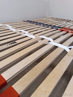 Prodám bílou manželskou postel s nastavitelnými rošty 180x20 - 2