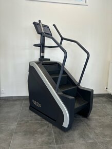 Technogym 1000LCD stepmill LIVE - schodový trenažer - 2