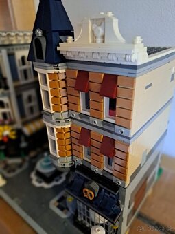 Lego 10255 Shromáždění na náměstí - 2