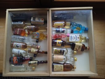 Sběratelská vitrína s miniaturami alkoholu - 2