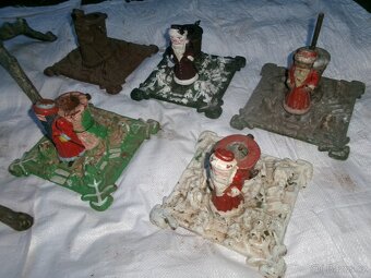 prodám vánoční stojany, různé staré kuchyňské vybavení. - 2