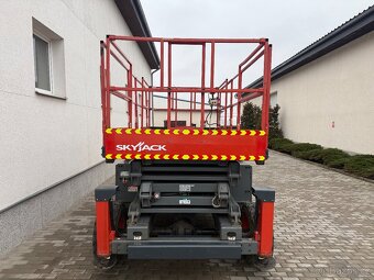 Terénní Nůžková Plošina Skyjack SJ-8831 | r. 2017 | 480 mth - 2