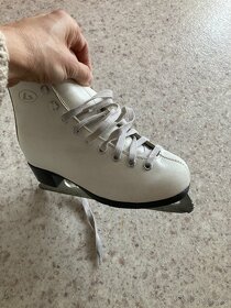 dívčí lední brusle 33 - 2