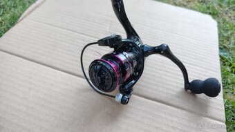 🎣 Nový rybářský naviják – lehký, stylový, hladký chod 💜🖤 - 2