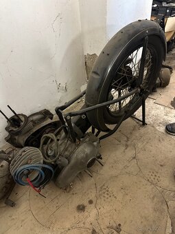 Předválečný Triumph B200 + Díly - 2