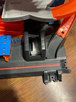Hot Wheels Ultimate Garage se žralokem - 2