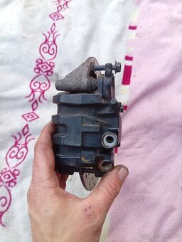 2008 Suzuki burgman 200 přední brzdový třmen 3 pískový - 2