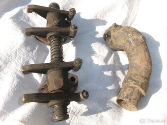 prodám díly na traktor Zetor 25. Sací potrubí se žhavící spi - 2