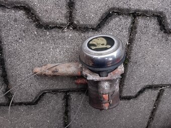 Lišty,znaky,poklice škoda 100 - 2