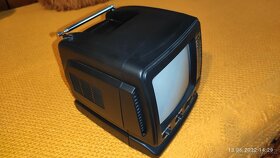 Bateriový přenosný čb televizor. - 2