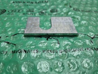 vymezovací podložka pantu dveří pravá Škoda Felicia 6U083148 - 2