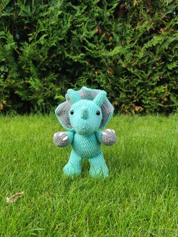 Háčkovaný dinosaurus triceratops - 2